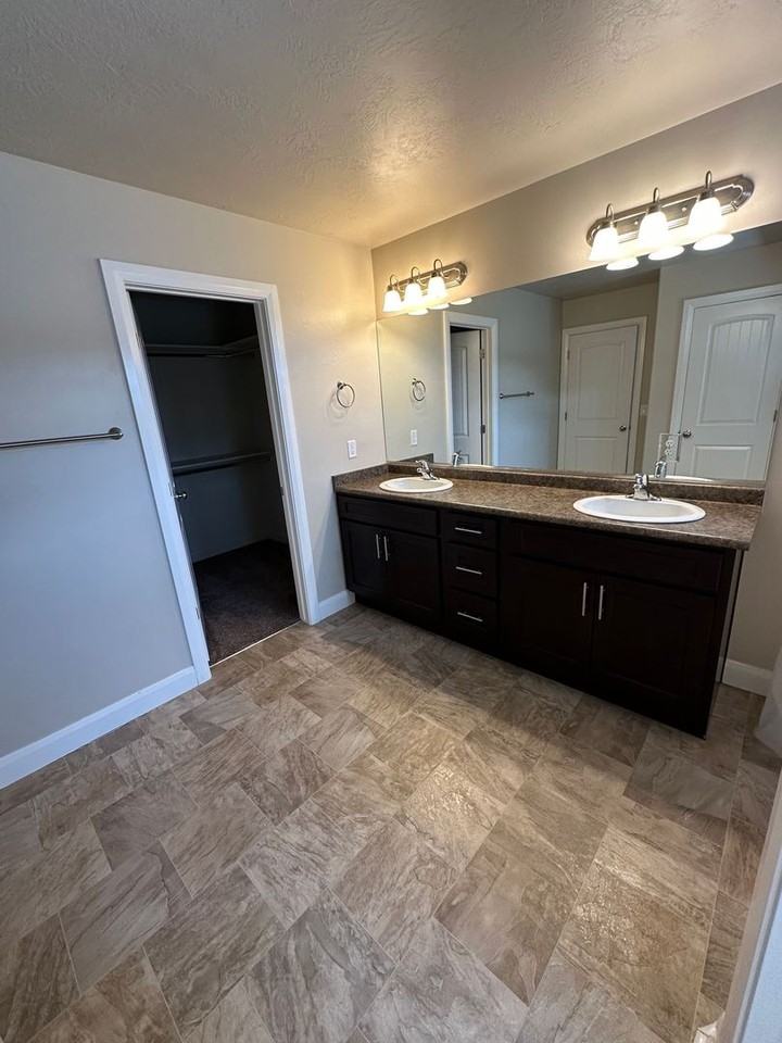 206 E 3025 N - Photo 6 of 20