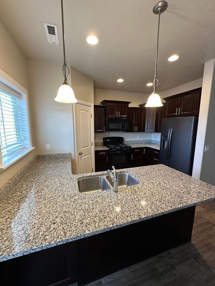 206 E 3025 N - Photo 7 of 20