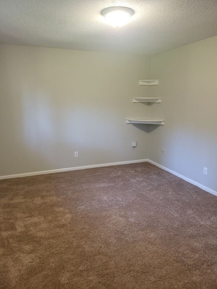 1006 Pineview Dr - Photo 5 of 5