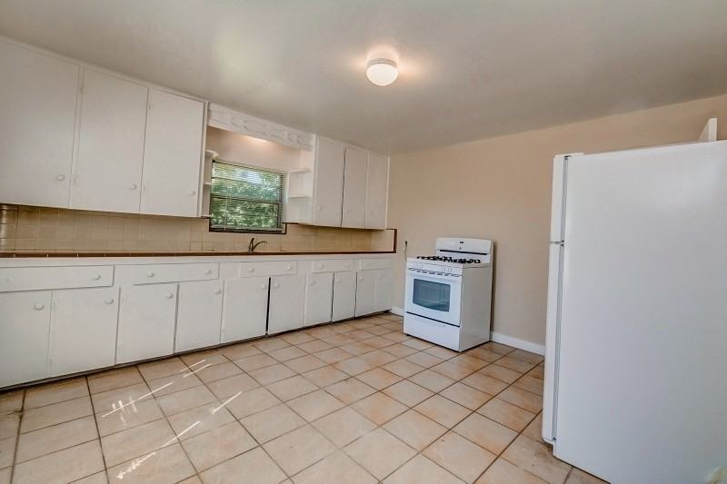 1000 1/2 Holland Ave - Photo 4 of 14