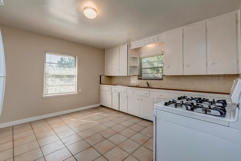 1000 1/2 Holland Ave - Photo 5 of 14