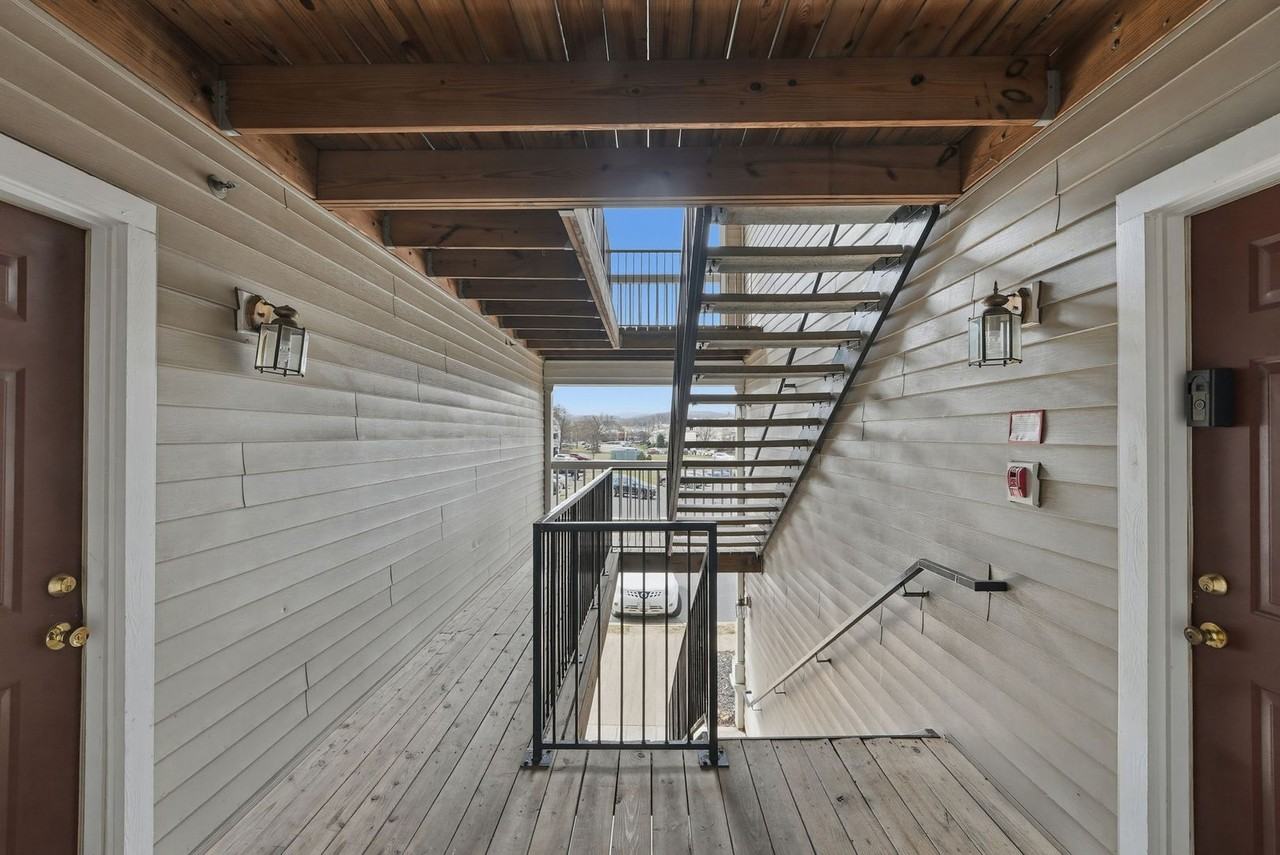 8103 Lacy Dr - Photo 3 of 27