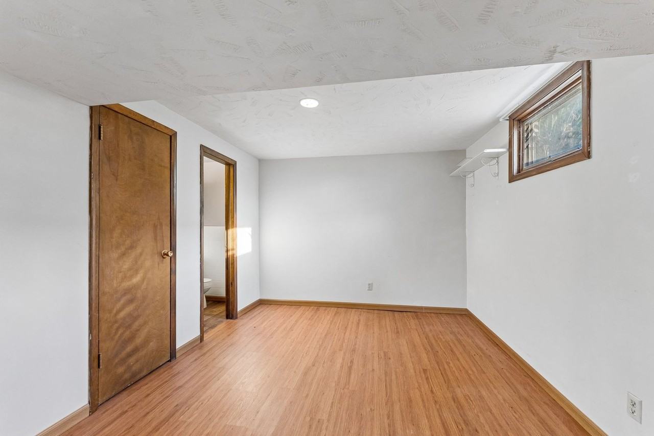 13116 Southdale Cir - Photo 7 of 35