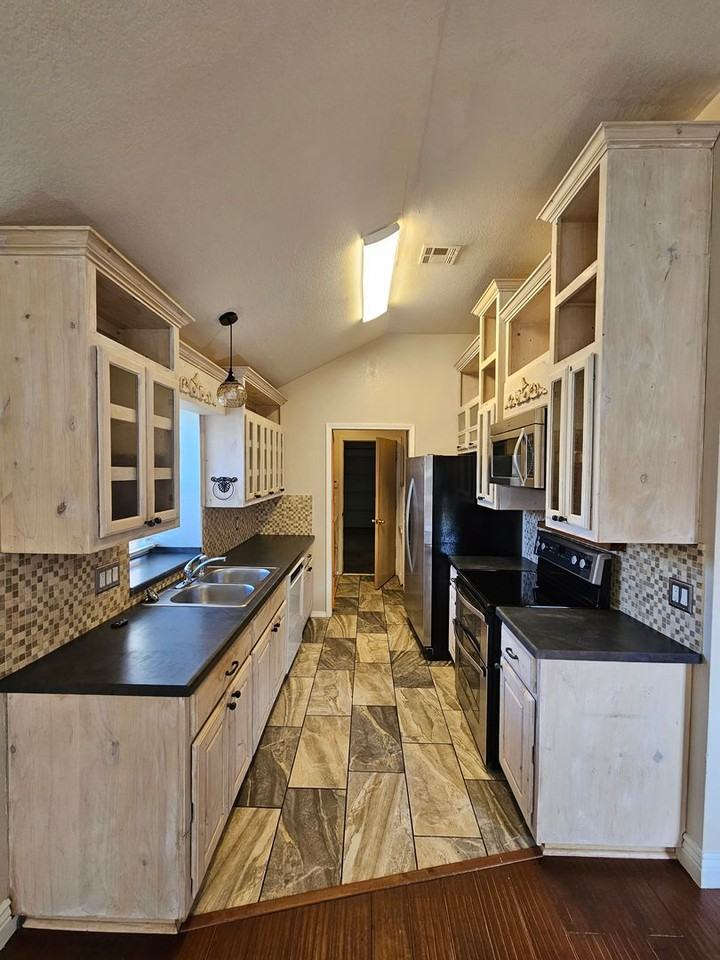 1524 Tree Line Dr - Photo 5 of 22