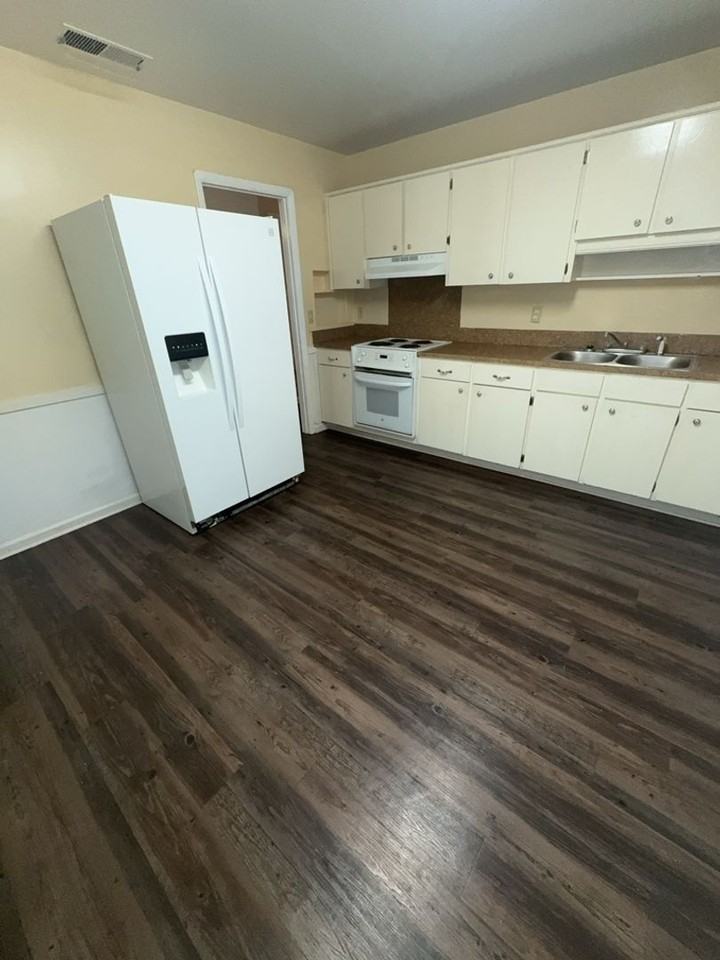 2216 Welch Dr - Photo 3 of 12