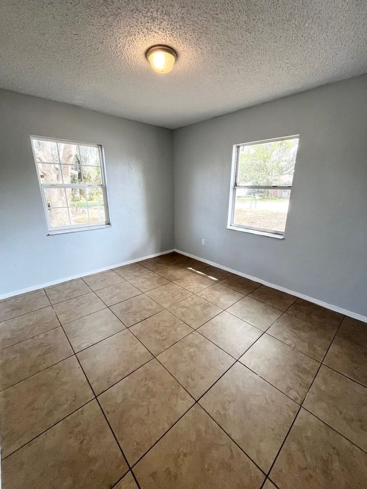 515 Norfolk Cir - Photo 2 of 7