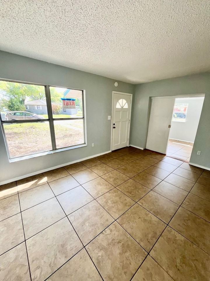 515 Norfolk Cir - Photo 4 of 7