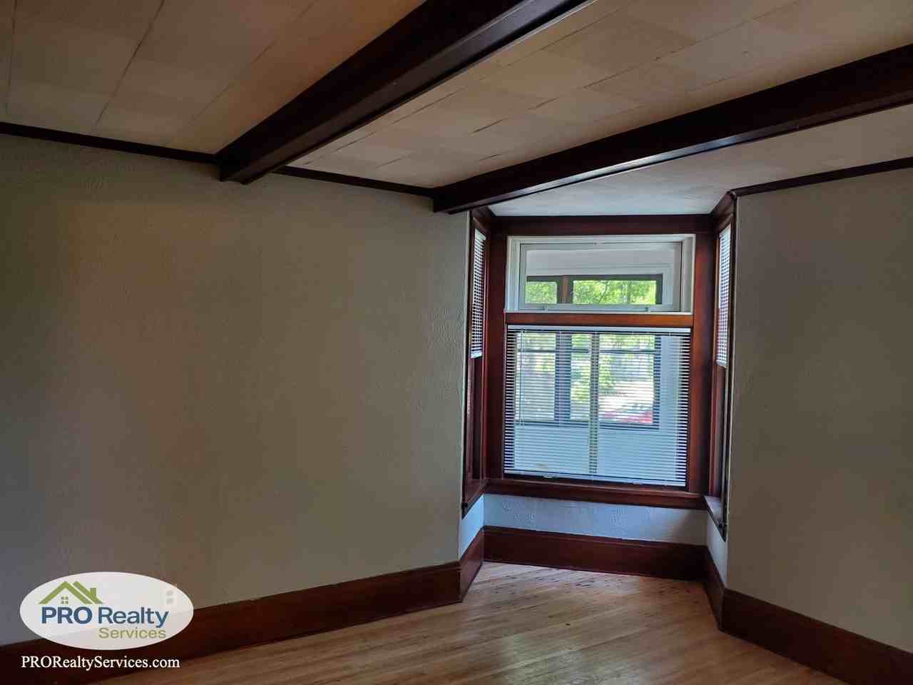 1025 Burgess St - Photo 5 of 26