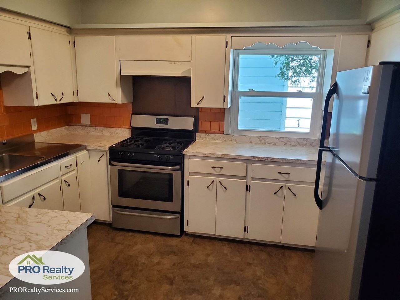 1025 Burgess St - Photo 6 of 26