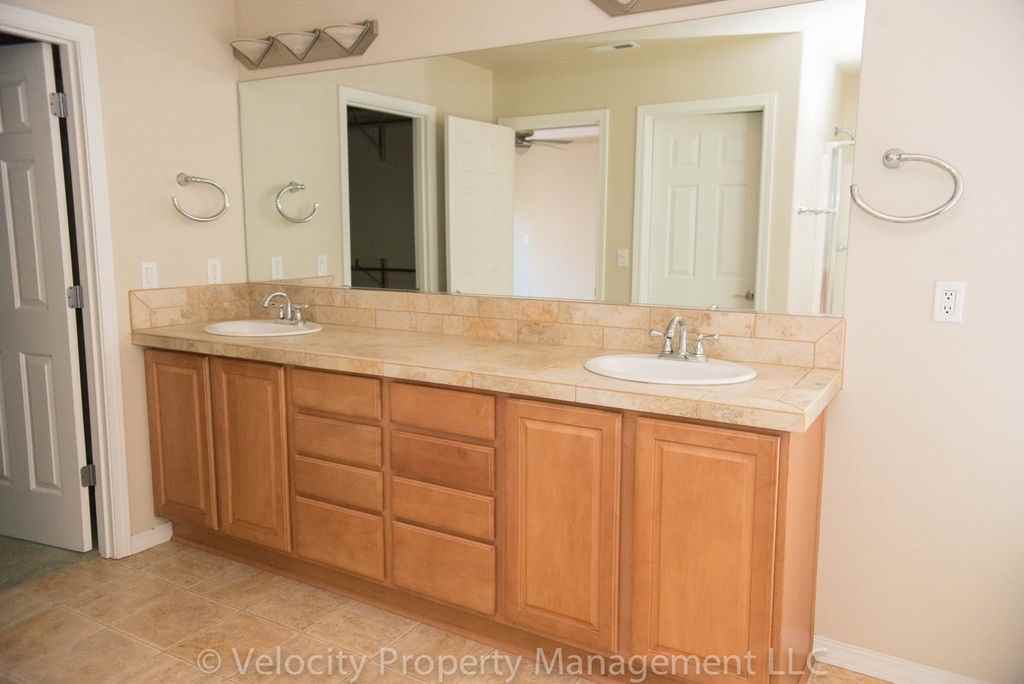 19632 Hollygrape St - Photo 2 of 18