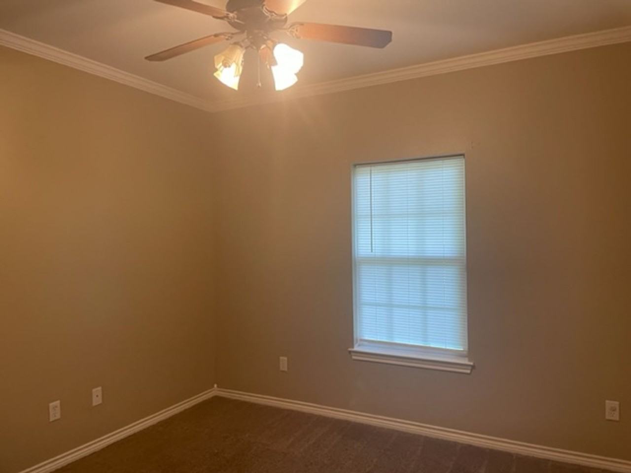 401 E Lynnwood Ln - Photo 6 of 16