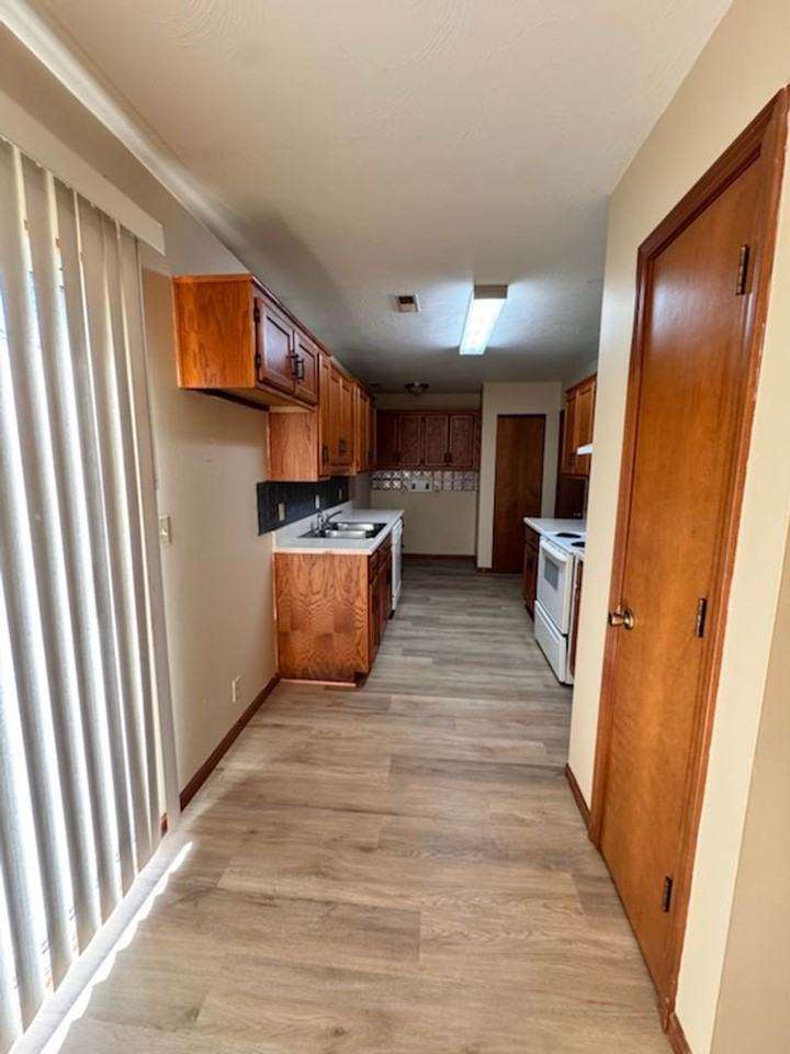 309 N Elm St - Photo 3 of 11