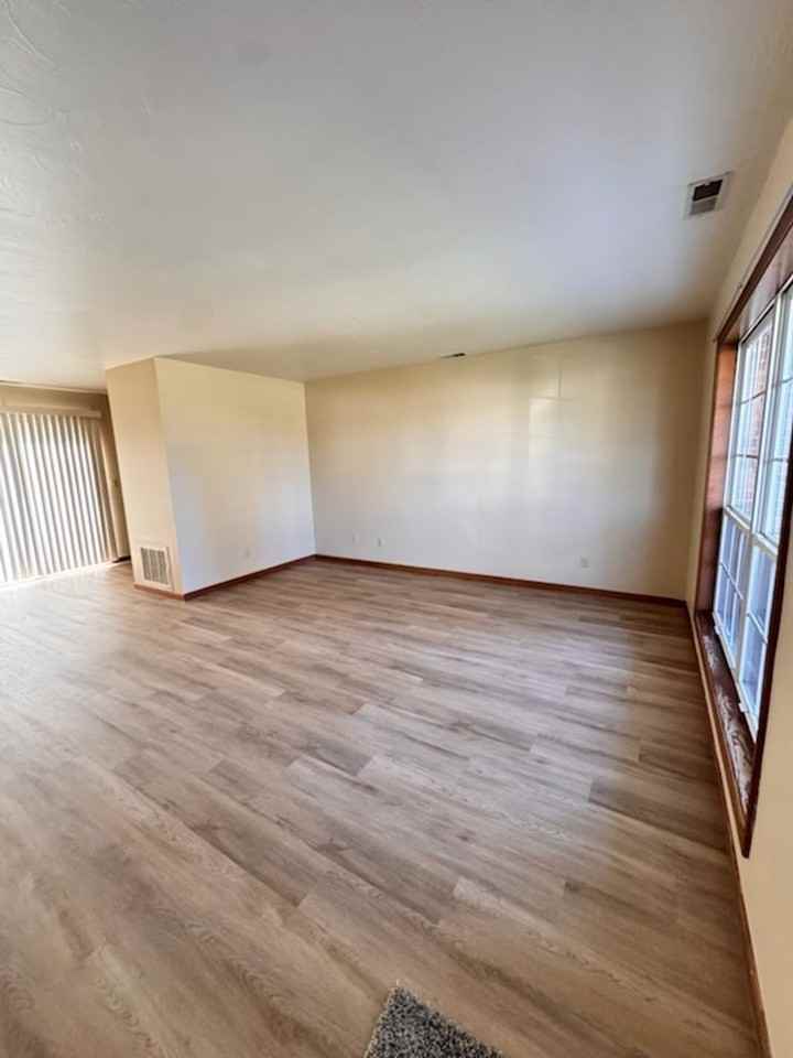 309 N Elm St - Photo 4 of 11