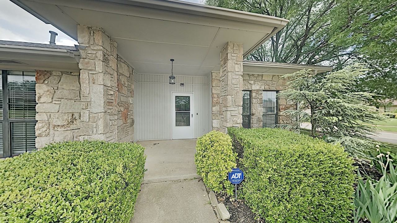 10100 S Rachel Ct - Photo 2 of 24