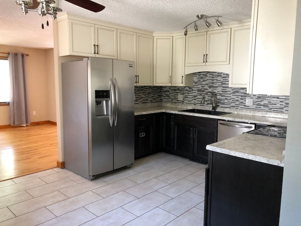 908 Sandusky Dr - Photo 2 of 24