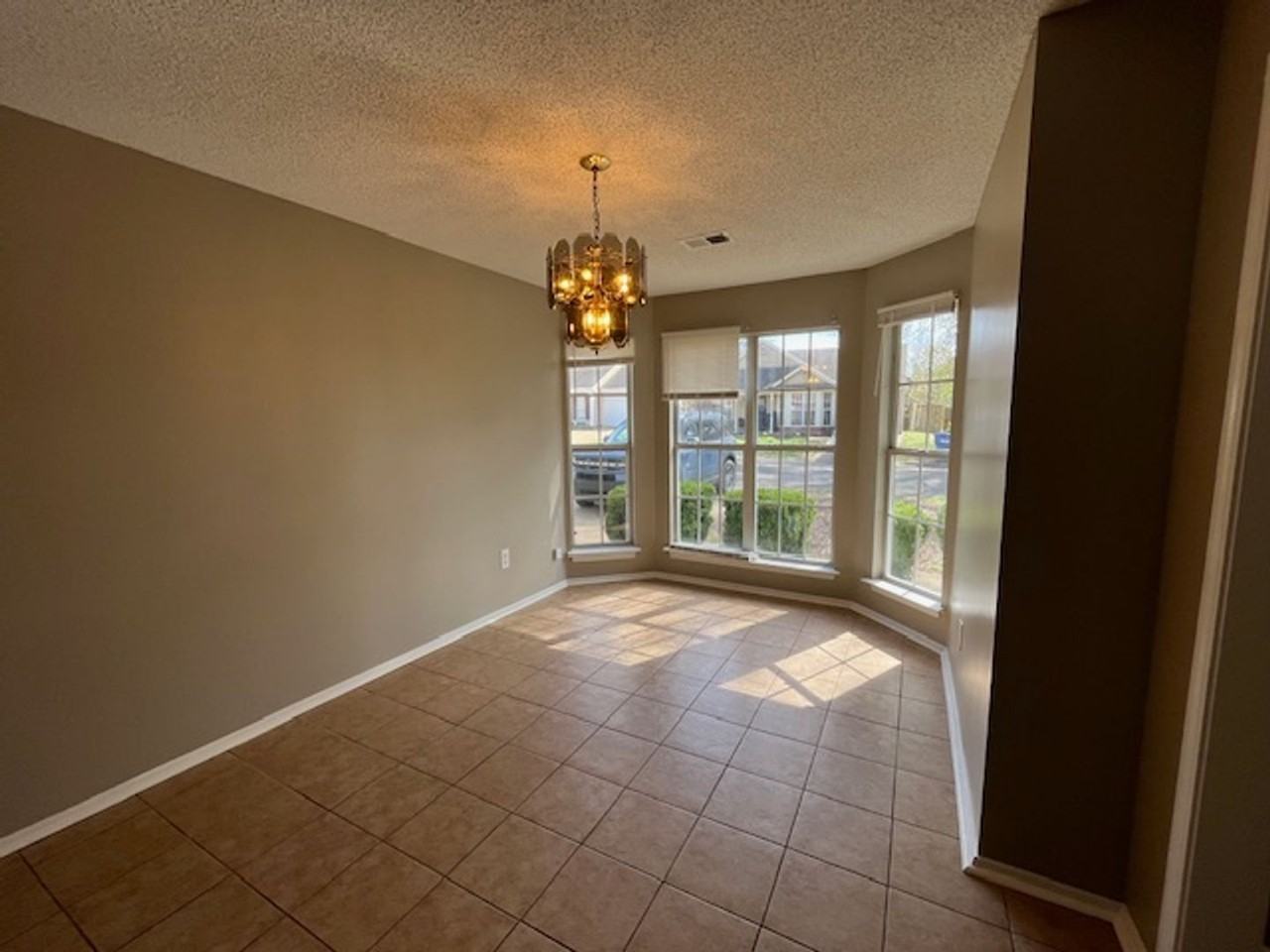 3428 Laurelwood St - Photo 3 of 12