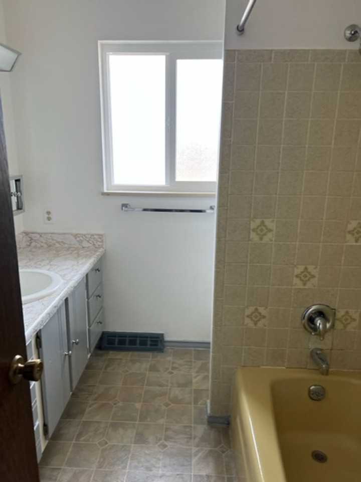 923 S Harmony Dr - Photo 5 of 7