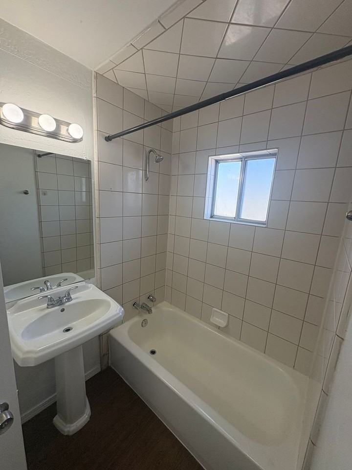 212 W Feemster Ave - Photo 5 of 25