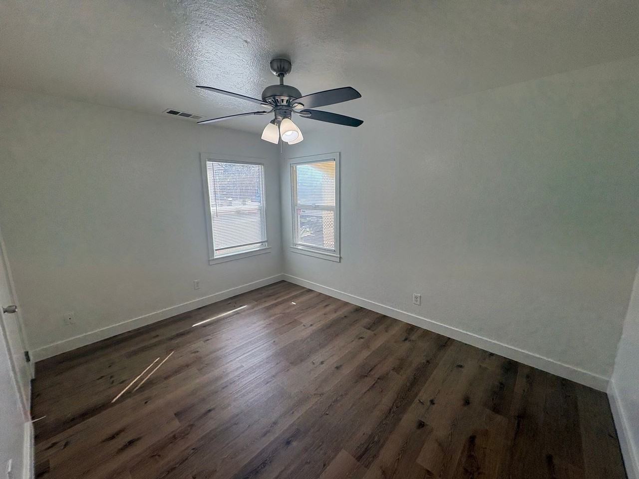 212 W Feemster Ave - Photo 7 of 25