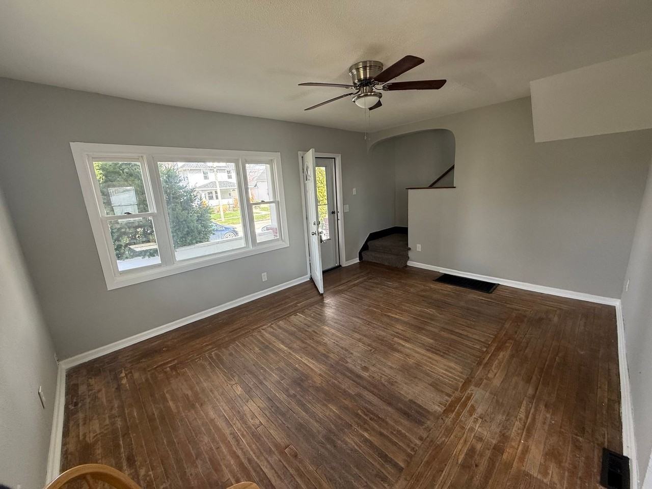 913 W 14th St - Photo 2 of 8