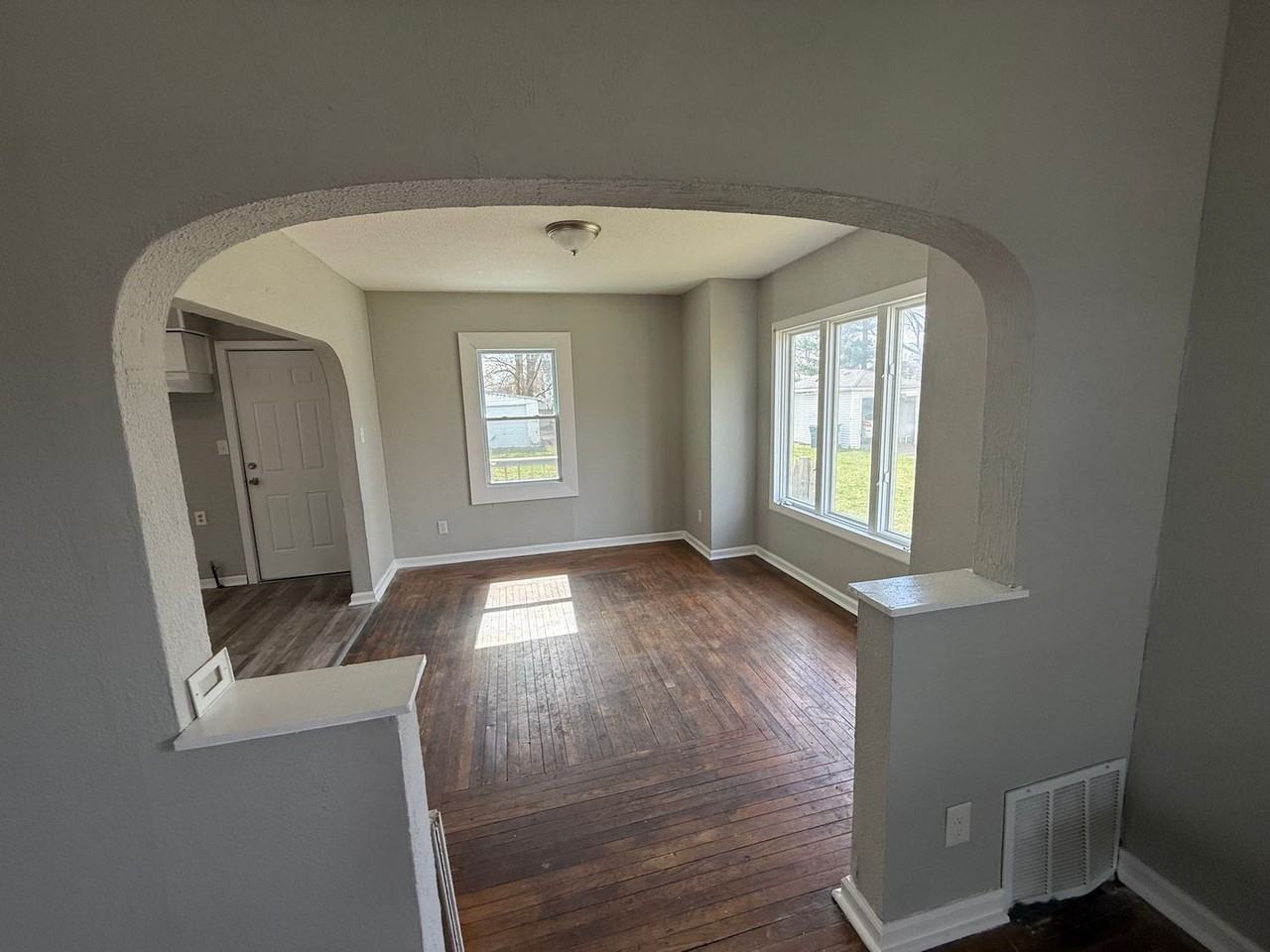 913 W 14th St - Photo 3 of 8