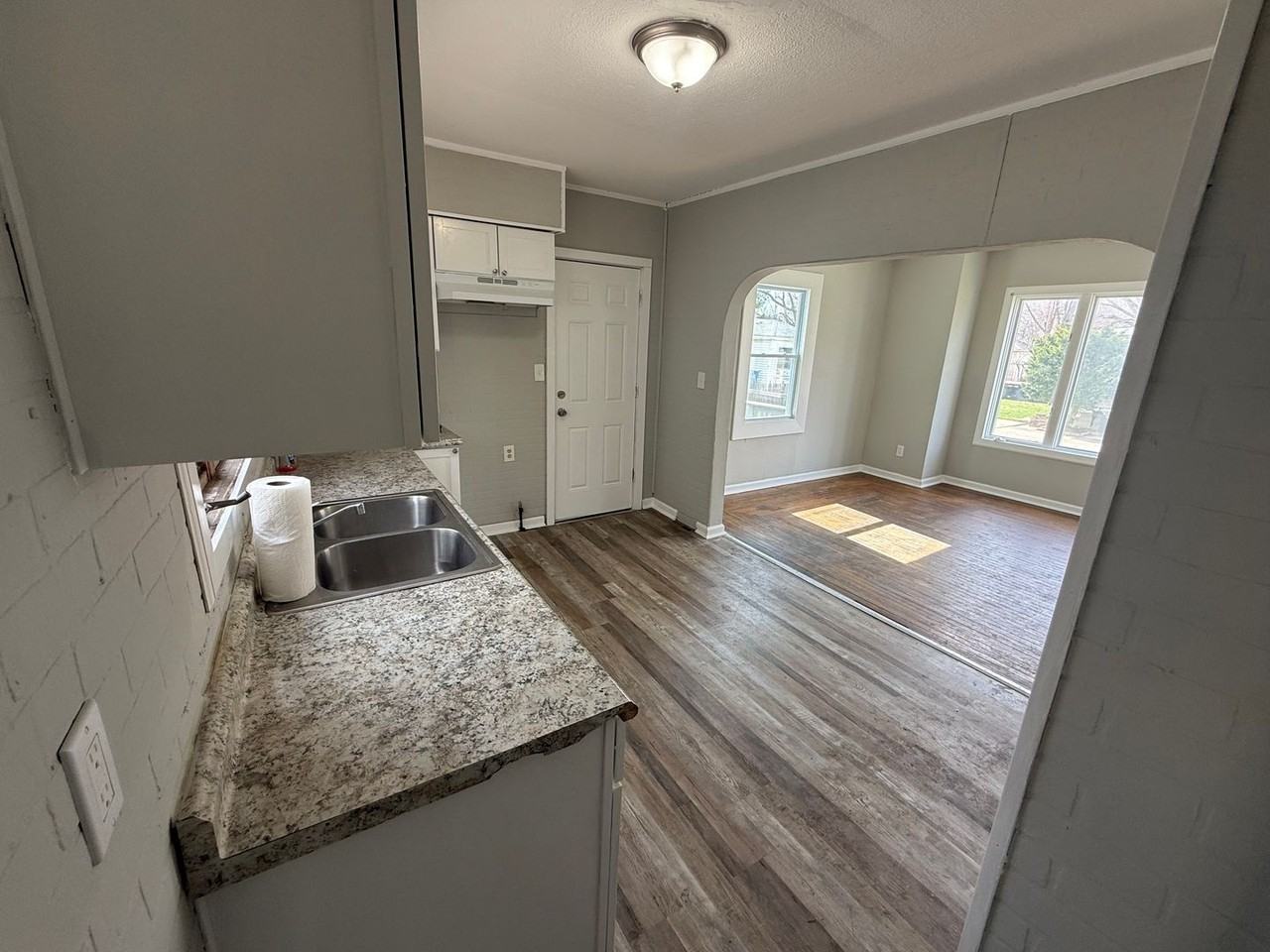 913 W 14th St - Photo 4 of 8