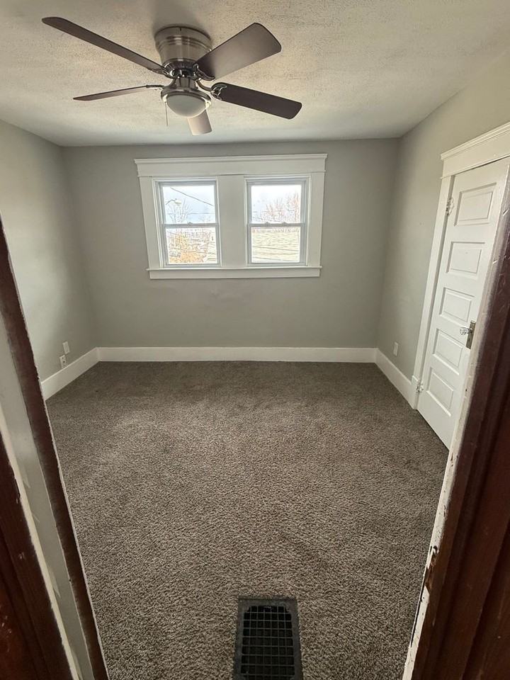 913 W 14th St - Photo 5 of 8