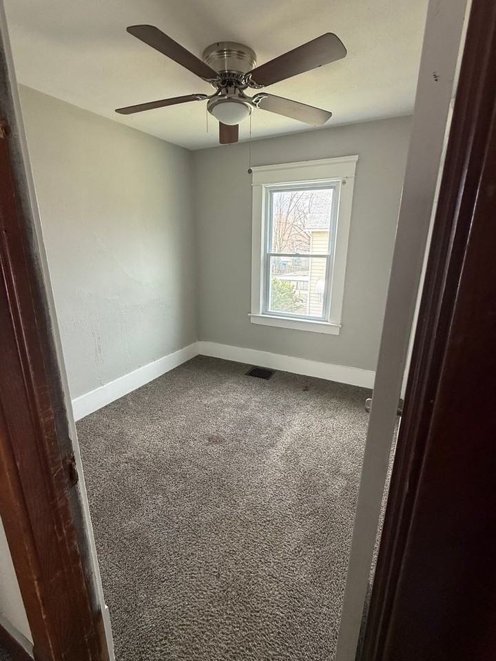 913 W 14th St - Photo 6 of 8