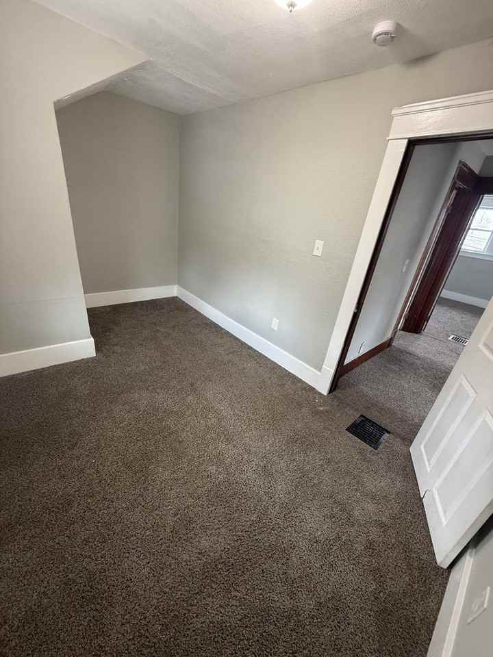 913 W 14th St - Photo 7 of 8