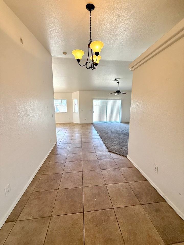 3940 E Snavely Cir - Photo 5 of 42