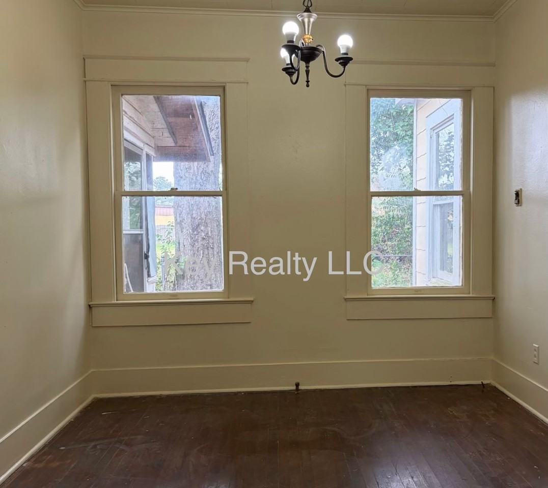 609 18th St - Photo 3 of 6