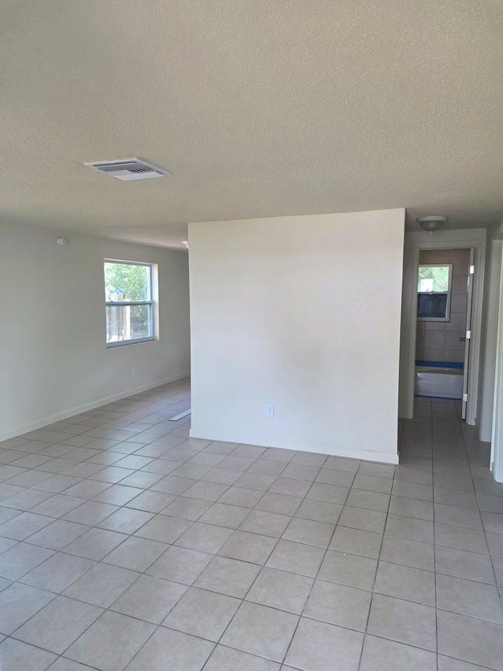 5625A 6th Street Ct E - Photo 2 of 7