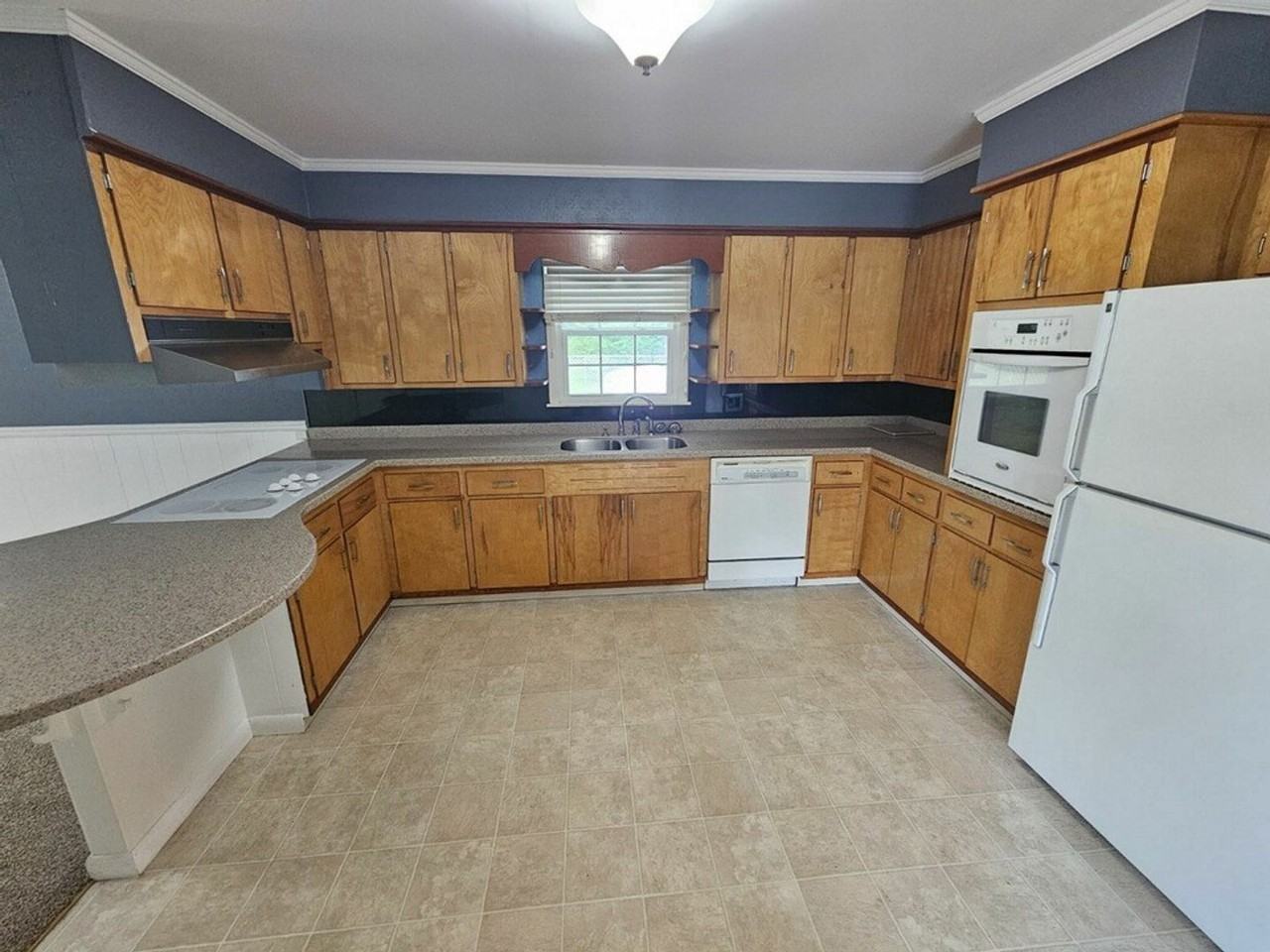 985 Melrose Dr - Photo 2 of 11