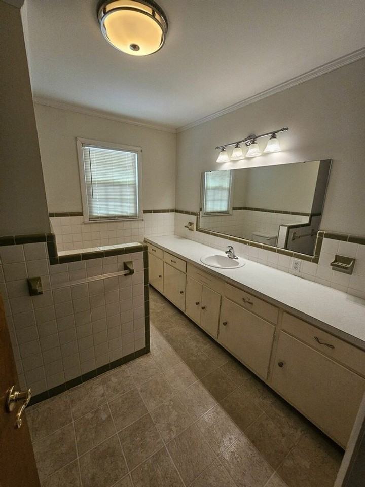 985 Melrose Dr - Photo 5 of 11