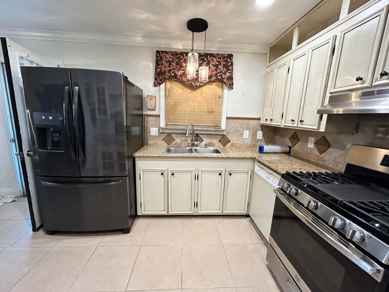 4401 Ashland St - Photo 5 of 13