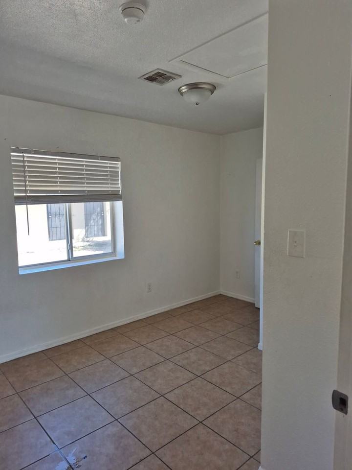 2504 E Mobile Ln #2 - Photo 3 of 9