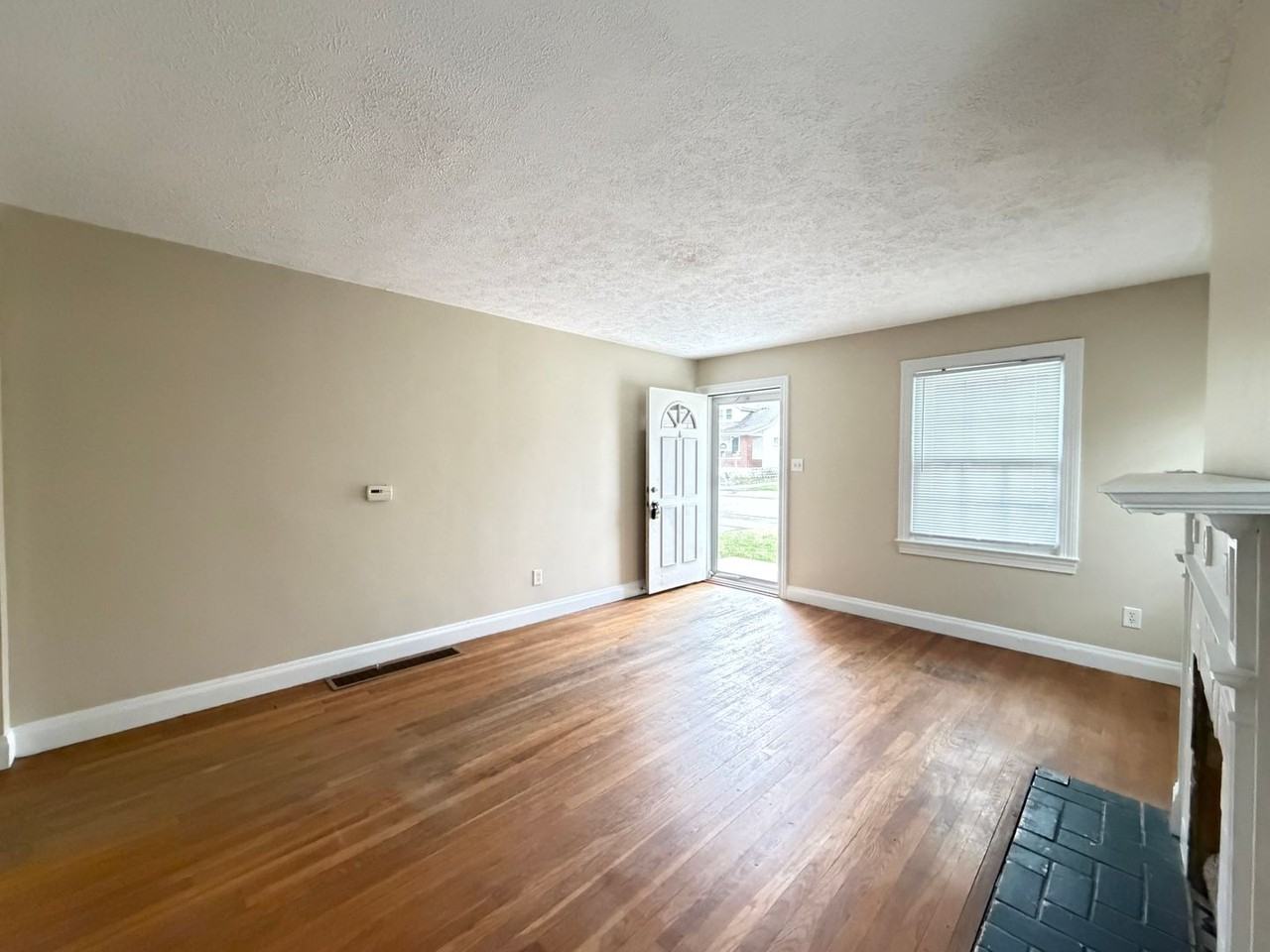 825 Parkway Dr - Photo 4 of 39