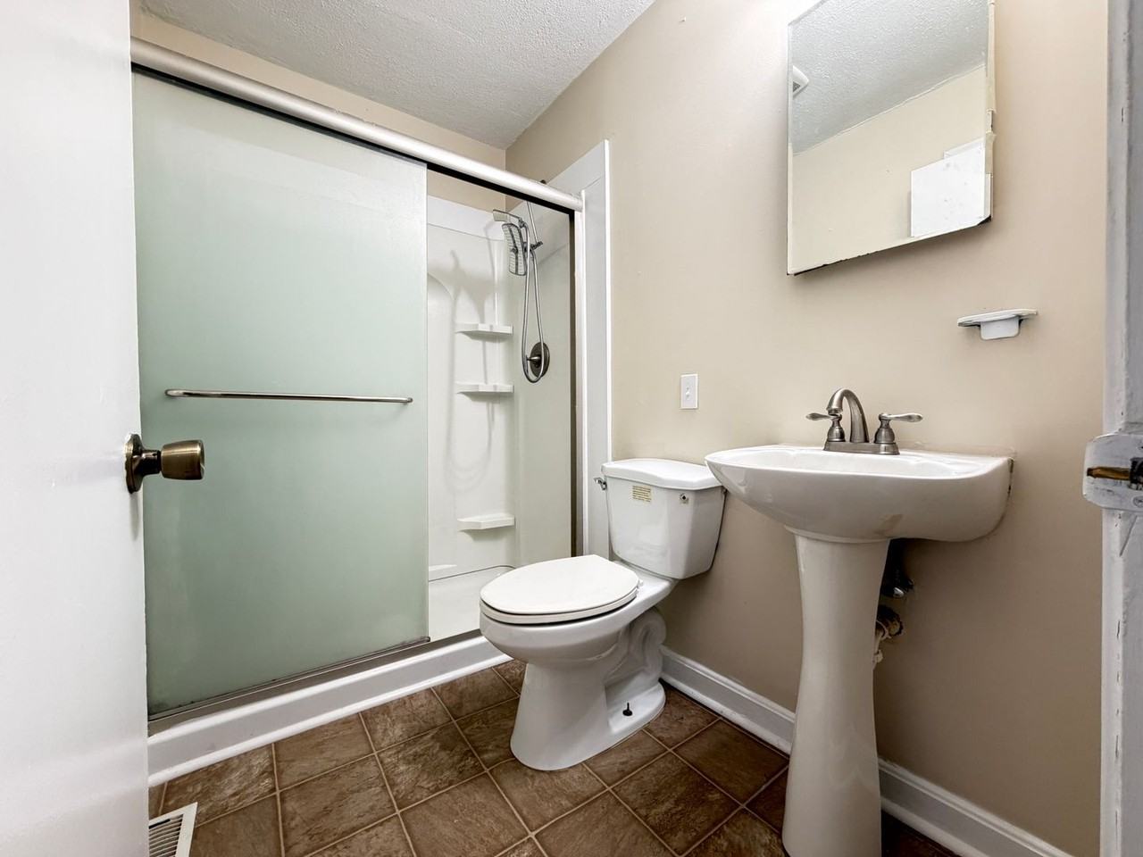 825 Parkway Dr - Photo 2 of 39