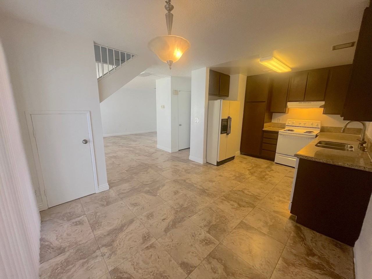 6007 Bromley Ave - Photo 3 of 27