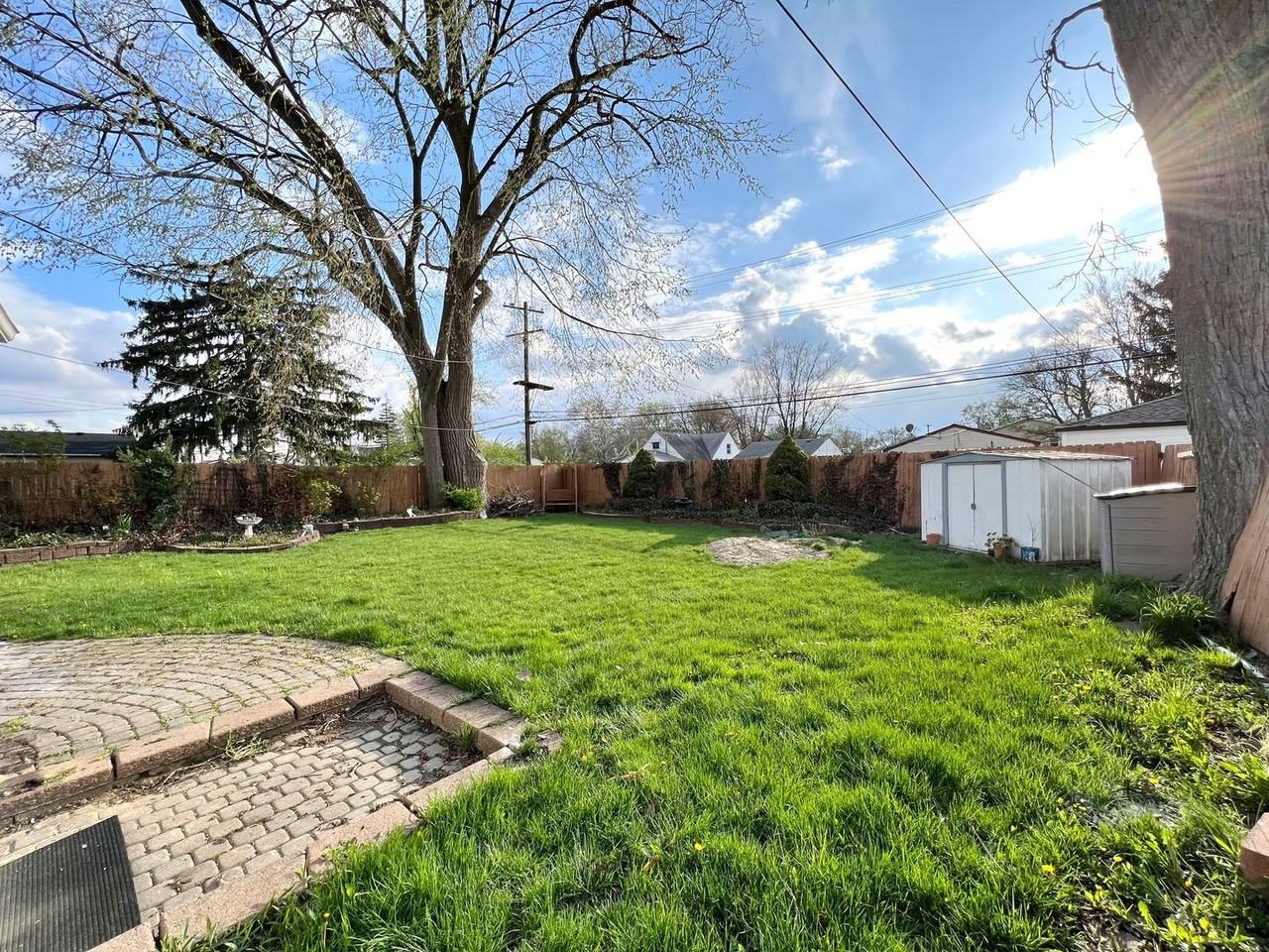 7531 N Inkster Rd - Photo 4 of 18