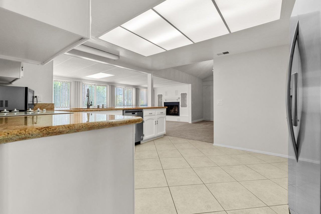 6415 Lochmoor Dr - Photo 4 of 38