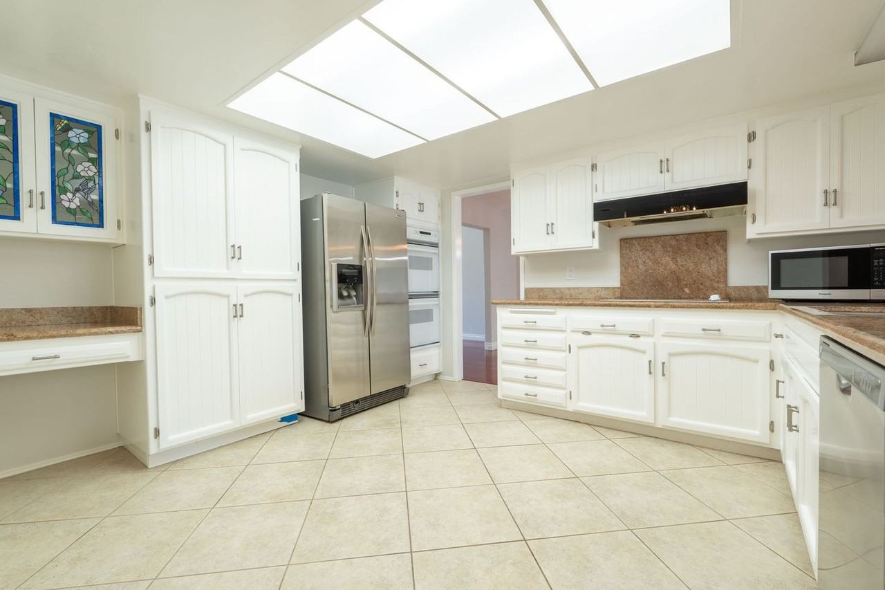 6415 Lochmoor Dr - Photo 5 of 38