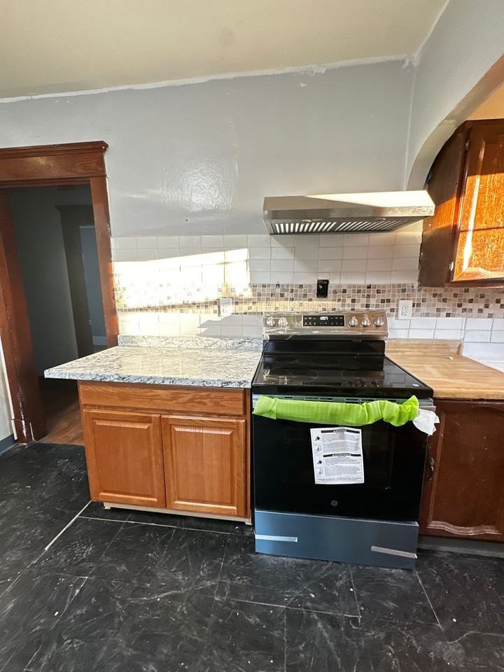 371 Oakland St - Photo 5 of 34