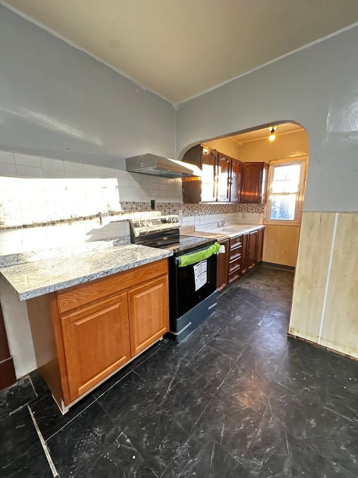 371 Oakland St - Photo 6 of 34