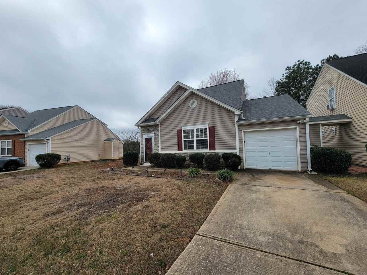 855 Lakeside Cir - Photo 3 of 24