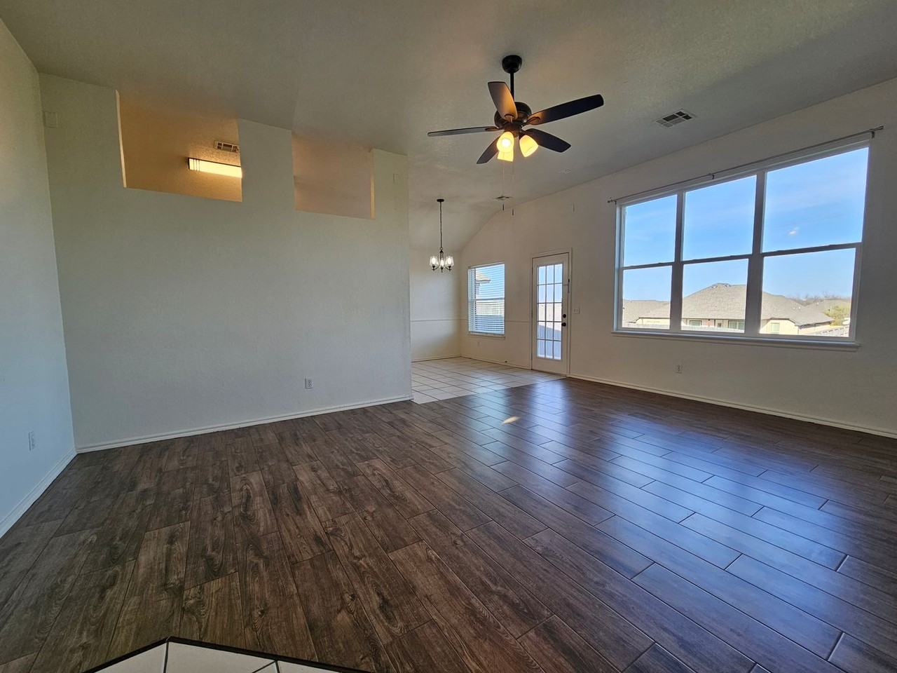 1925 E View Dr - Photo 3 of 21