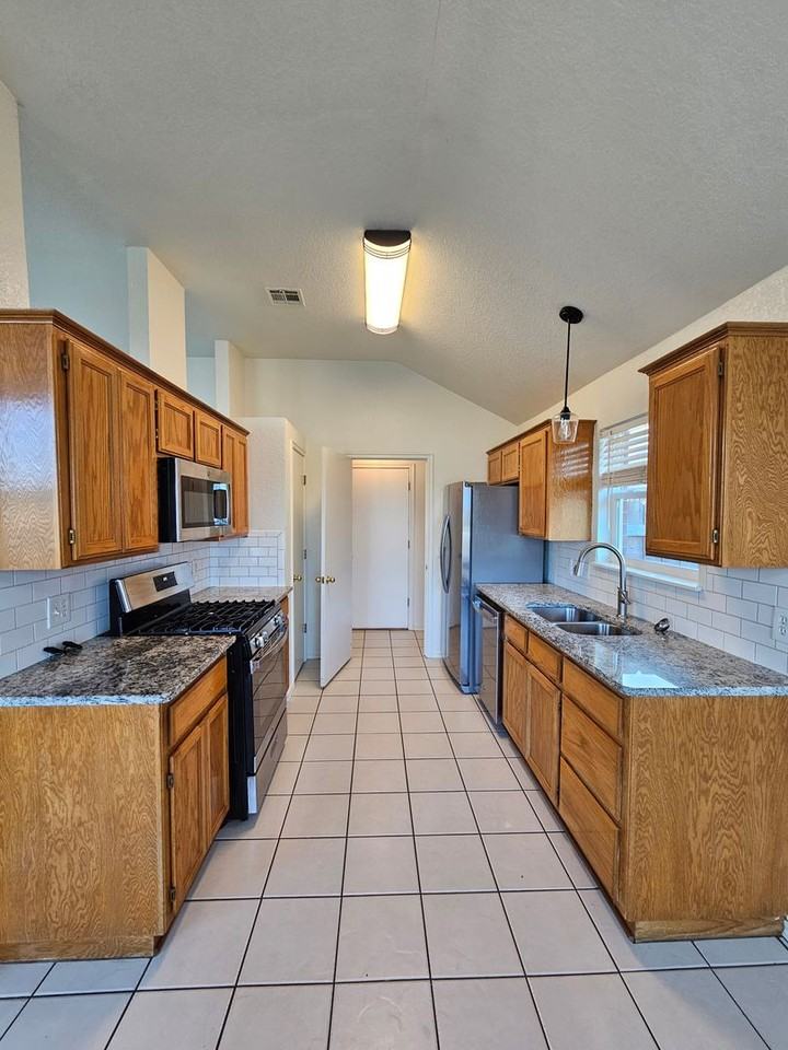 1925 E View Dr - Photo 7 of 20