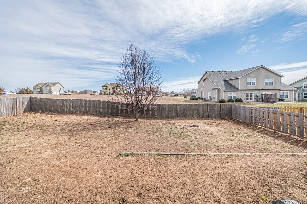 2407 Deer Trl - Photo 7 of 39