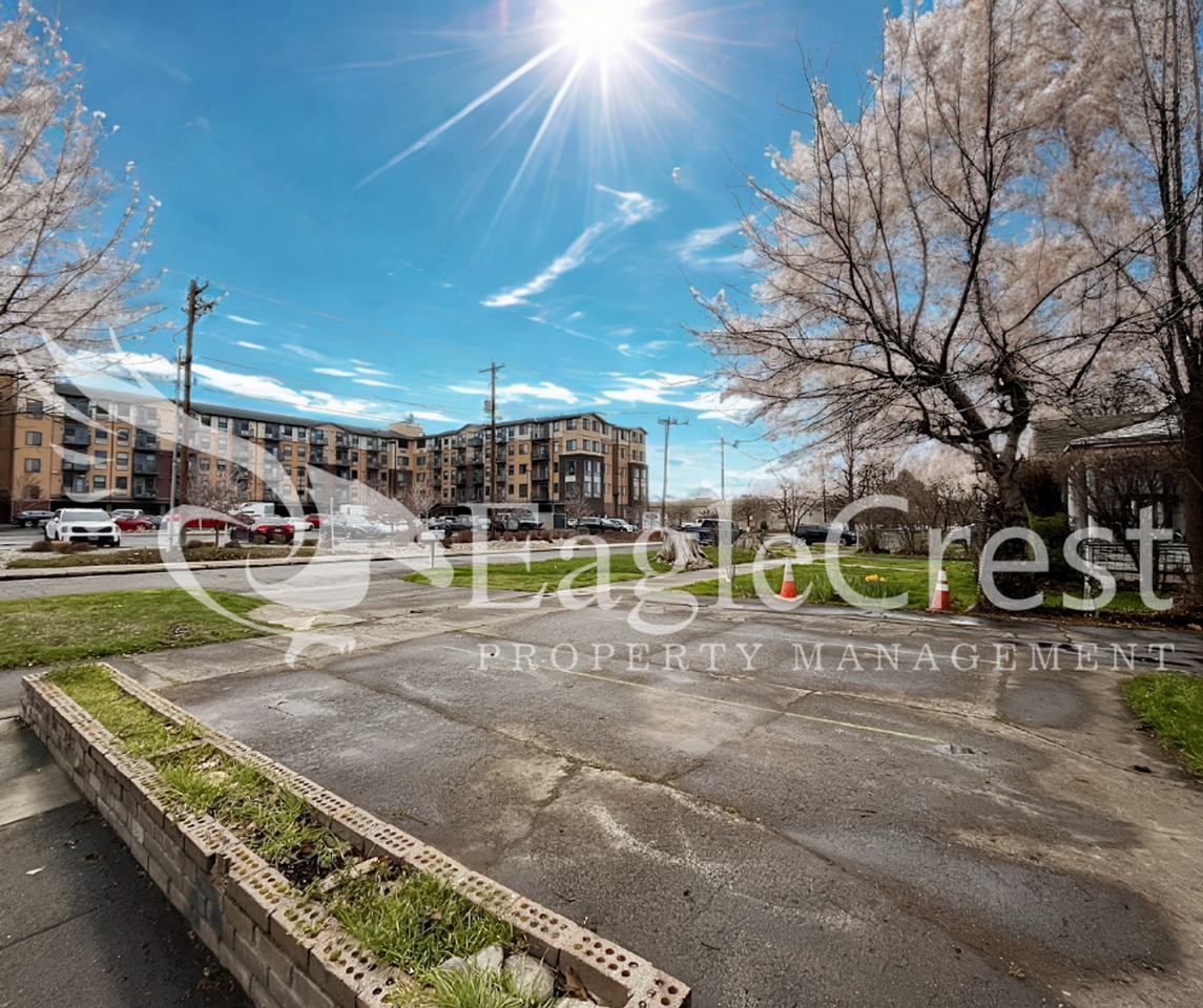 327 E Sumach St - Photo 4 of 50