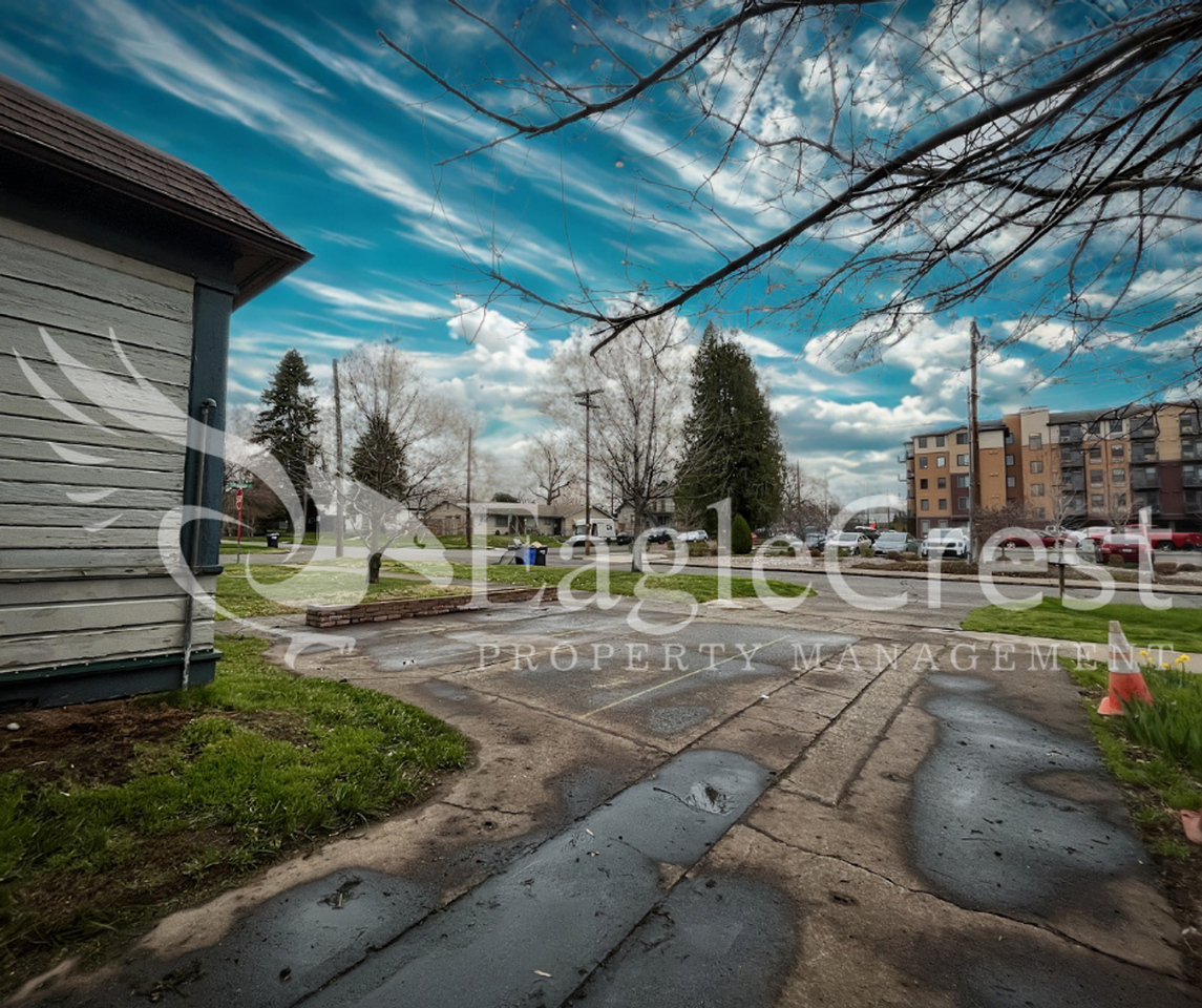 327 E Sumach St - Photo 6 of 50